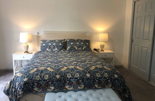 Moss Vale Cama Y Desayuno | Beautiful Daffodil Suite at Highland Garden Hideaway