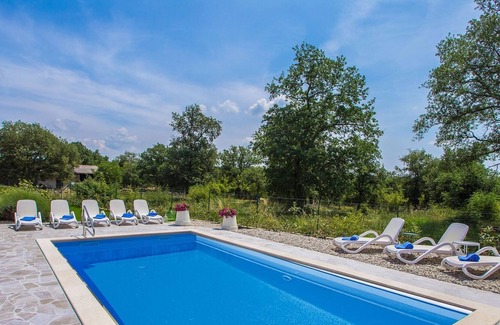 Vosteni Cabaña | Villa tranquila en Vosteni con piscina y jacuzzi