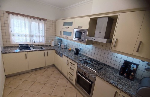 Guia Apartamento | Hermoso apartamento de planta baja de diseño con complejo de ocio, piscina, gimnasio y sauna