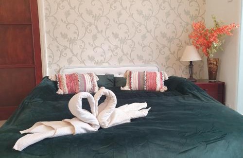 Newbury Casa | Beautiful Double En-suite Room, separate entrance, Ilford, Central line Gants Hill, free parking