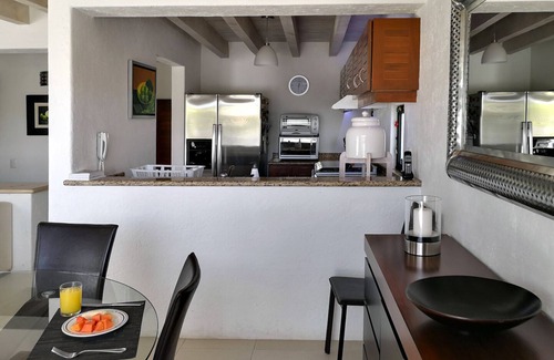 El Calvario Villa | ¡Hermosa Villa en el Pueblo con Excelente Ubicación!