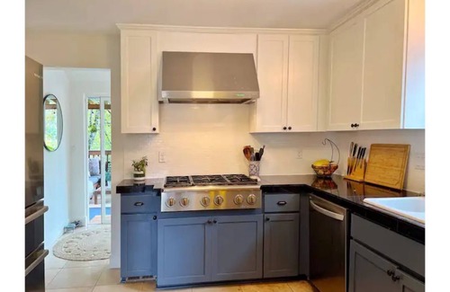 Northwest Vancouver Casa | Beautiful DT home on 1/2 acre