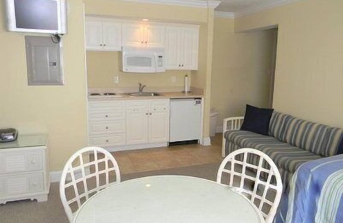North End Condominio | Beautiful efficiency located in the heart of Ocean City a block and a half away from the beach, boardwalk, and downtown shopping. Heated pool!!!