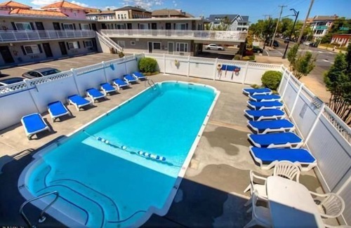 North End Condominio | Beautiful efficiency located in the heart of Ocean City a block and a half away from the beach, boardwalk, and downtown shopping. Heated pool!!!