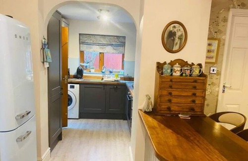 Bingham Otro | Beautiful entire 3 bedroom home with secure garden