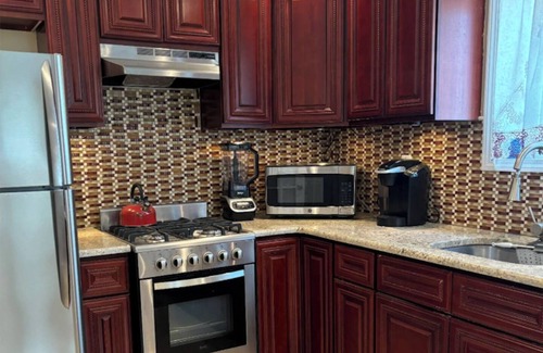 Queens Apartamento | Beautiful Executive 1 bedroom Suite