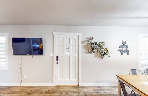 Dacula Casa | Beautiful Farm House Near Event Venues - Full Kitchen, Firepit & Grill