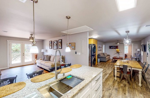 Dacula Casa | Beautiful Farm House Near Event Venues - Full Kitchen, Firepit & Grill