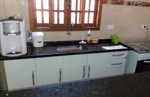 Aluminio Condominio | Hermosa casa de campo, wifi, piscina, barbacoa, horno de pizza y campo de fútbol.