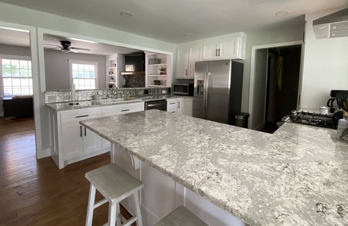 Dickel Otro | Beautiful farmhouse with animals on property! Close to Jack Daniels
