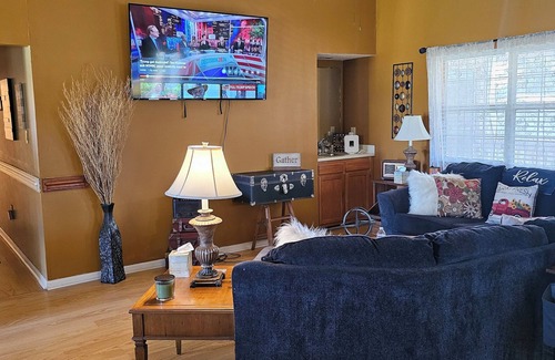 Gold Rock Otro | Beautiful farmhouse with 3 bedrooms and 4 Queen beds for a cozy stay