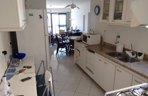 Riviera de Sao Lourenco Apartamento | Hermoso ajuste, de pie en la arena con espectaculares vistas al mar. Impecable