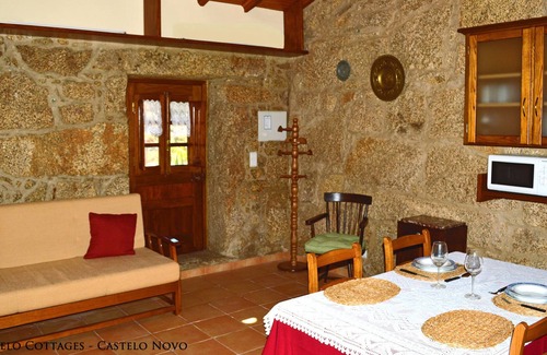 Castelo Novo Casa | Hermosas pasarelas de granito con flores en el corazón de este histórico pueblo castillo