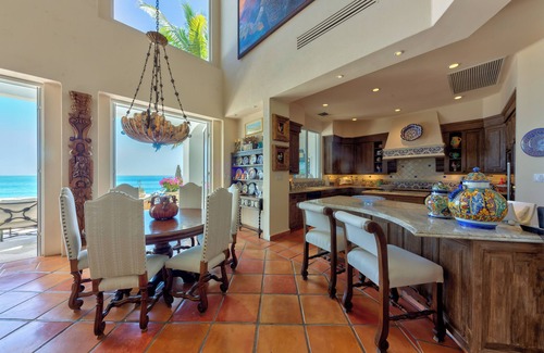 San José del Cabo Villa | Beautiful four bedroom, fully staffed beachfront villa near the O&O Palmilla