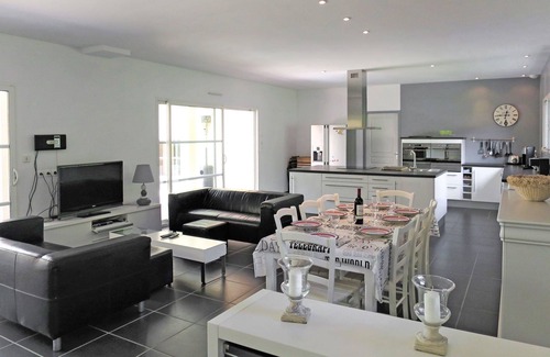 Grayan-Et-L'Hopital Casa | Casa de vacaciones privada con WIFI, piscina privada, TV, terraza, mascotas permitida, aparcamiento