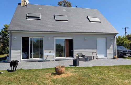 Mandeville-en-Bessin Chalet De Esquí | Beautiful vacation home sleeps 8, spacious. 12 min from the beaches
