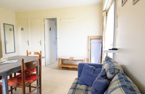 Plobannalec-Lesconil Apartamento | Beautiful apartment with land near the beach