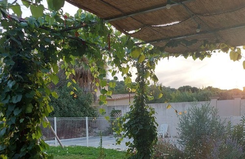 Saint-Etienne-du-Gres Villa | Hermosa villa contemporánea con piscina, cerca de Saint Remy, a los pies de los Alpilles