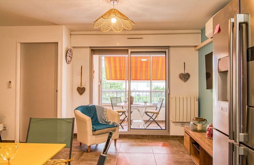 Le Brusc Apartamento | Precioso apartamento para 3 personas con A/C, TV, terraza, mascotas permitida y aparcamiento
