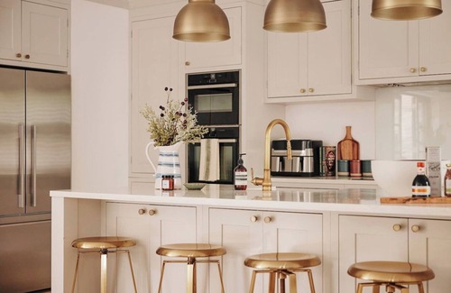 Parsons Green and Walham Casa | Beautiful Fulham Townhouse with a bar & pool table