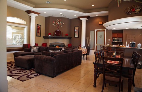 Tucson Condominio | Hermoso, totalmente amueblado, condominio en planta baja