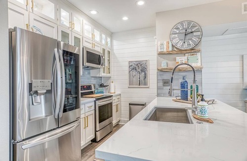 Red Fish Cove Condominio | Beautiful, fully remodeled beach front condo next to Pointe West Beach Club!