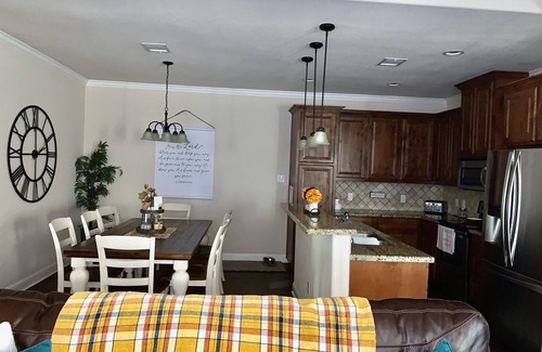 College Station Casa | Recién construido y amueblado 3BDRM / 3. 5BA Townhouse en el corazón de Aggieland