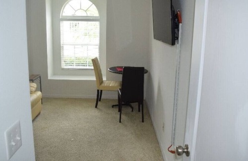Riverview Apartamento | Beautiful furnished one bedroom unit located in quiet neighborhood.