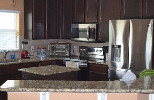 Riverview Apartamento | Beautiful furnished one bedroom unit located in quiet neighborhood.