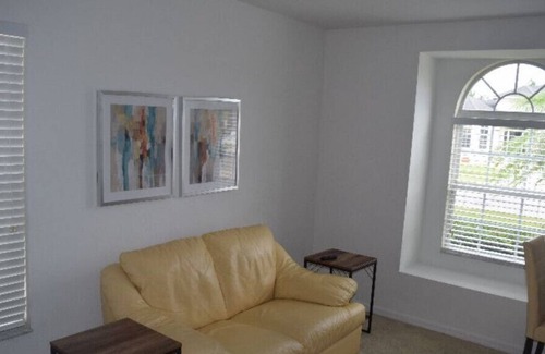 Riverview Apartamento | Beautiful furnished one bedroom unit located in quiet neighborhood.