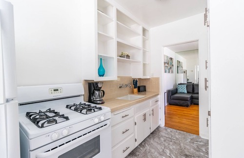 Valley Village Apartamento | Beautiful garden apt close to Universal Studios