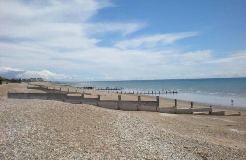Aldwick Casa | Beautiful gate house a 4 minute walk from beach
