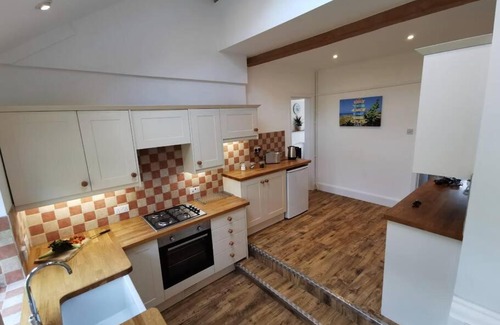 Aldwick Casa | Beautiful gate house a 4 minute walk from beach