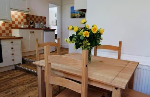 Aldwick Casa | Beautiful gate house a 4 minute walk from beach