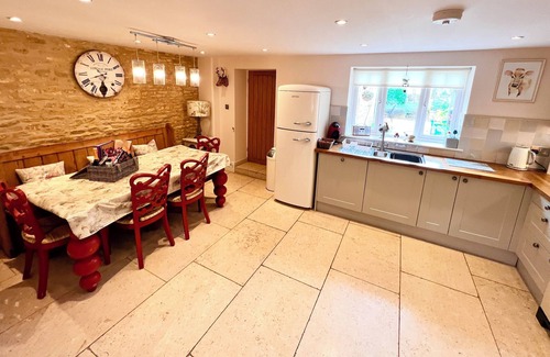 Bourton Cabaña | Beautiful cotswold home sleeps 5 parking central beautiful gardens pet friendly