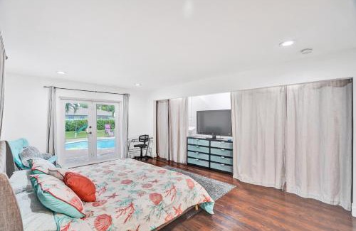 Miami Gardens Casa | Beautiful Gem in Miami Gardens w Heated Pool