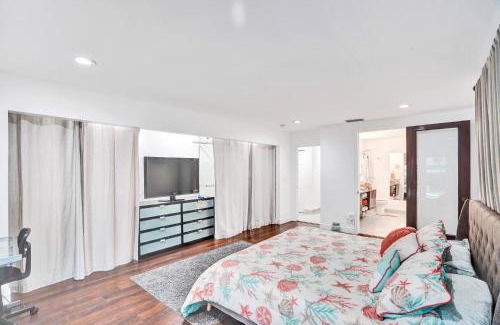 Miami Gardens Casa | Beautiful Gem in Miami Gardens w Heated Pool