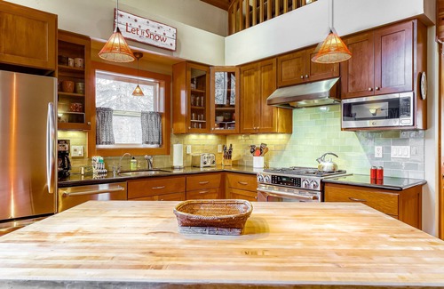 Serene Lakes Casa | Beautiful getaway with two fireplaces, covered deck, washer/dryer