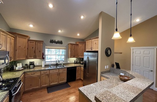 Graeagle Casa | Beautiful Graeagle Cabin with Yard, Deck & Grill