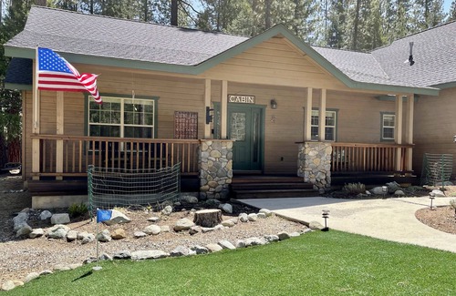 Graeagle Casa | Beautiful Graeagle Cabin with Yard, Deck & Grill