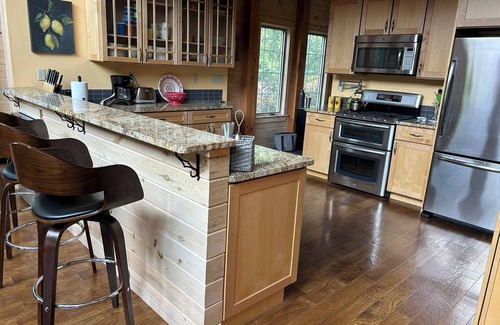 Northville Casa | Hermosa casa en Great Sacandaga Lake con playa, muelle y todas las comodidades.