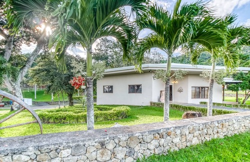 Santa Eulalia Casa | Hermosa casa a nivel del suelo con terraza amueblada, jardines y piscina compartida.