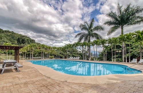 Santa Eulalia Casa | Hermosa casa a nivel del suelo con terraza amueblada, jardines y piscina compartida.
