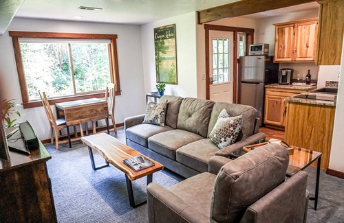 Ashland Apartamento | Beautiful Guest Suite with Private Deck Overlooking Forest and Waterfall