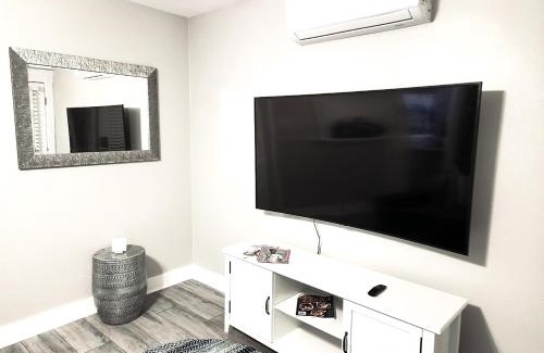 Bluff Heights Apartamento | Beautiful Guesthouse, Sleeps 4 - Kitchen, Private Laundry, AC, Parking, 65' TV, Close to Stores, Restaurants & Beach