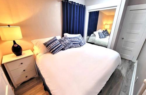 Bluff Heights Apartamento | Beautiful Guesthouse, Sleeps 4 - Kitchen, Private Laundry, AC, Parking, 65' TV, Close to Stores, Restaurants & Beach