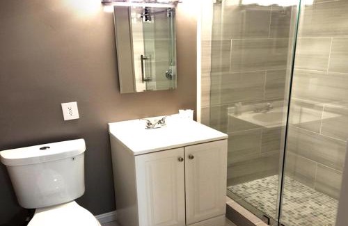Bluff Heights Apartamento | Beautiful Guesthouse, Sleeps 4 - Kitchen, Private Laundry, AC, Parking, 65' TV, Close to Stores, Restaurants & Beach