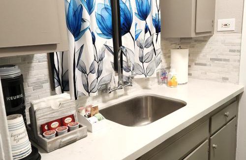 Bluff Heights Apartamento | Beautiful Guesthouse, Sleeps 4 - Kitchen, Private Laundry, AC, Parking, 65' TV, Close to Stores, Restaurants & Beach