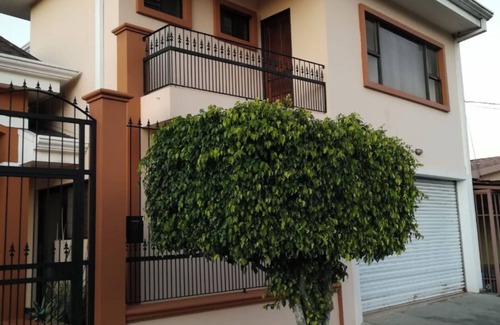 Cartago Casa | Hermosa casa, dormitorio principal con jacuzzi y balcón privado, linda vista