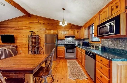Sautee Nacoochee Cabina | BEAUTIFUL! Hidden GEM! KnottyPines cabin -Hot-tub Heaven with fast Fiber WIFI!